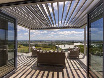 SPECTACULAR PANORAMIC VIEWS AND FOUR CAR GARAGING!