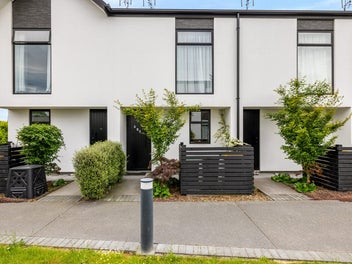 Fully Furnished 2 Bed 2 Ensuite and Carpark