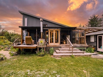 Blended Rustic and New Beauty by the Beachside