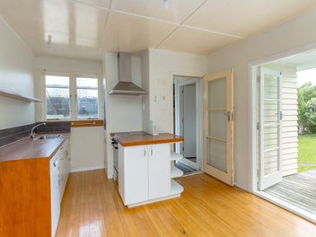 Sunny 1950s classic with modern comforts