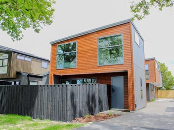 Stand-alone 3 bedroom with garage!