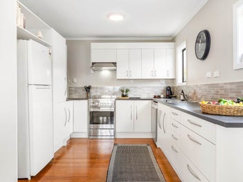 Supersized Family Living with Sea Views!