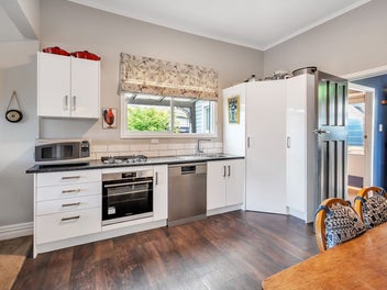 A Charming Methven Villa With Mountain Views