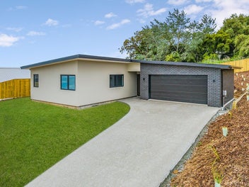 2 Living Areas, 1 Easy Choice! Move In Now