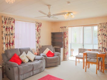 Cosy & Convenient - Walk to South City!