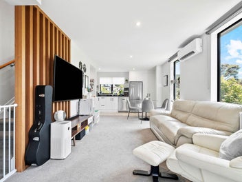 Gorgeous Private Living – Superb Location