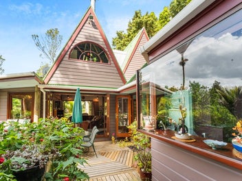 Vendors Release Their Retreat of 40 Years