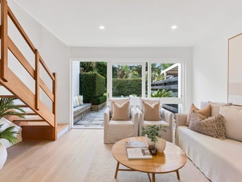 THE CHRISTMAS CRACKER