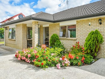 PRIVATE BRICK & TILE FAMILY HAVEN WITH SOLAR POWER