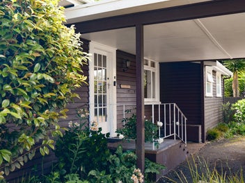 Charming Waterside Retreat