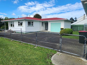 SOLID STUCCO STARTER ON FEILDING'S OUTSKIRTS!