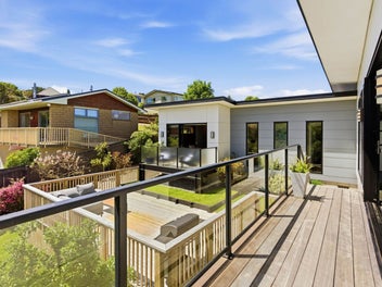 Contemporary Living with Ocean Views in Waverley