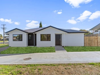 New Build Near Cafe & Schooling