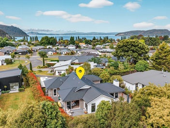 Kinloch Calm Meets Cul-de-Sac Charm