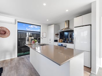 A SLEEK, MODERN BALANCE OF STYLE AND PRACTICALITY!