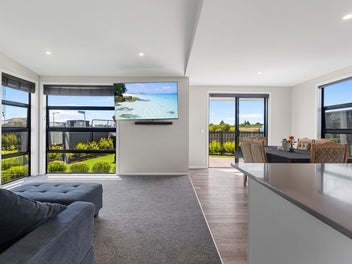 A SLEEK, MODERN BALANCE OF STYLE AND PRACTICALITY!