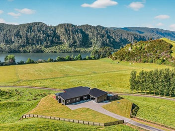 Stunning Lakefront Living