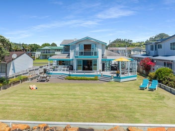 Beachfront Entertainer!