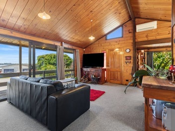 Solid Lockwood Charm with Harbour Outlook