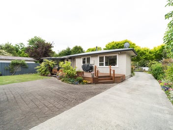 Immaculate Family Living - Loved for 50 Years!