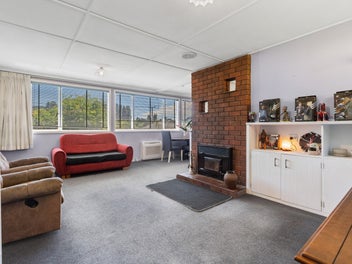 Sunny home on a spacious 1002sqm section