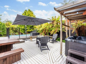 Private FIVE Bedroom Entertainer!!