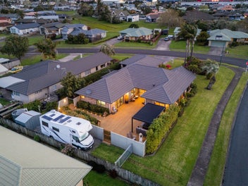 EASY CENTRAL EXECUTIVE FAMILY BEACH LIVING... YOU?