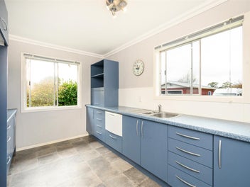 TEAM LEWIS - BRING YOUR BIG FURNITURE