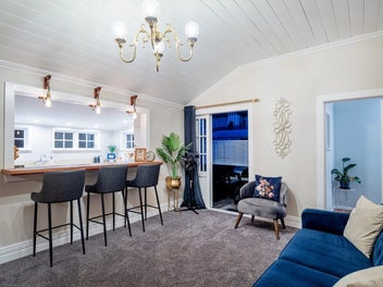 MODERNISED HISTORIC CBD RESIDENCE - WALK TO BEACH