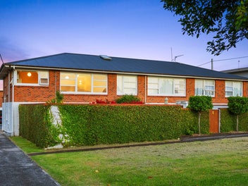 Between Two Beaches - Sun Filled Living!