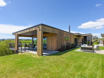 Ruby Bay - Tasman - Contemporary Stunner