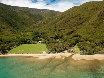 True Water front Private Paradise in Te Aroha Bay
