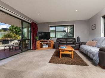 Pizza Nights & Peaceful Living in Albert Town