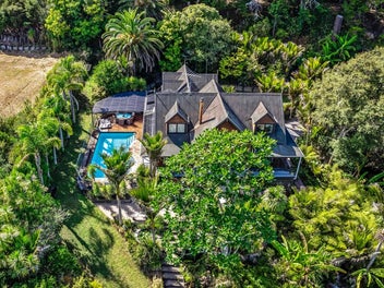 One of a Kind 4.14ha Coastal Lifestyle Home!