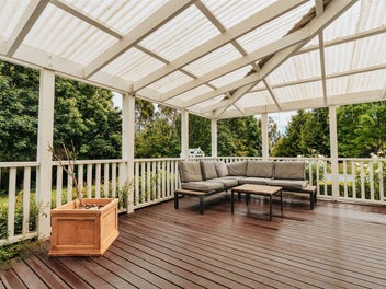 Secluded Lifestyle Just Minutes from Town