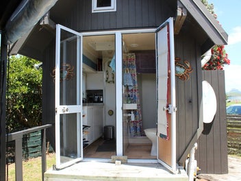 RELAXED HOLIDAY VIBES