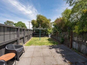 FABULOUS LOCATION - EXCELLENT HOME