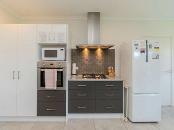 EASY LIVING, SUPER CONVENIENT LOCATION