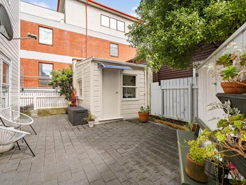 LOCATION, SUN, SPACIOUS