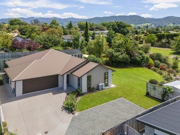Near New Home - Kaimai Views - Sprawling Section