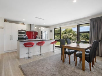 Near New Home - Kaimai Views - Sprawling Section