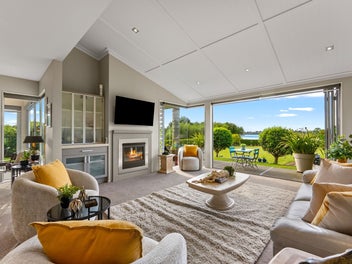 Spacious Harbourside Retreat