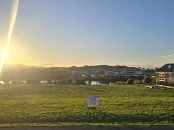 780m² Lakefront Section – Safe, Quiet Cul-de-sac