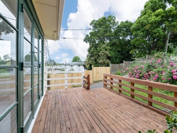 Renovated Classic on 814sqm - Land & Location