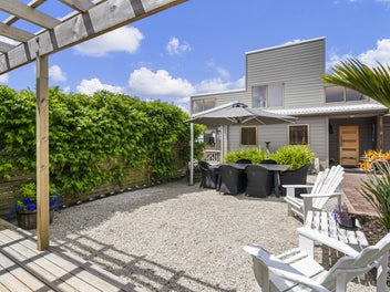 Serene Coastal Retreat With Sweeping Estuary Views