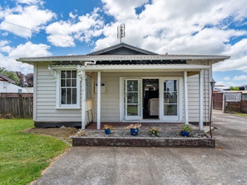 Quick Sale Needed. Vendors upsizing.