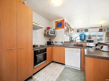 Vendor Says "Present All Offers Over $550k"