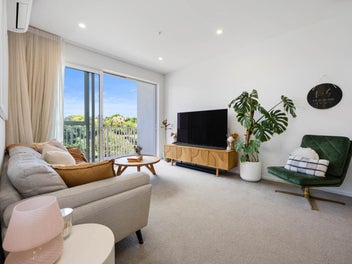 3 beds, park views & a pool!