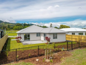 Finished & Festive – Move in for Christmas!