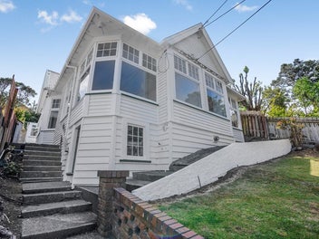 Substantial Character Home in Blue-Chip Hataitai
